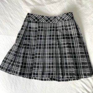 Black and white box pleated skirt.